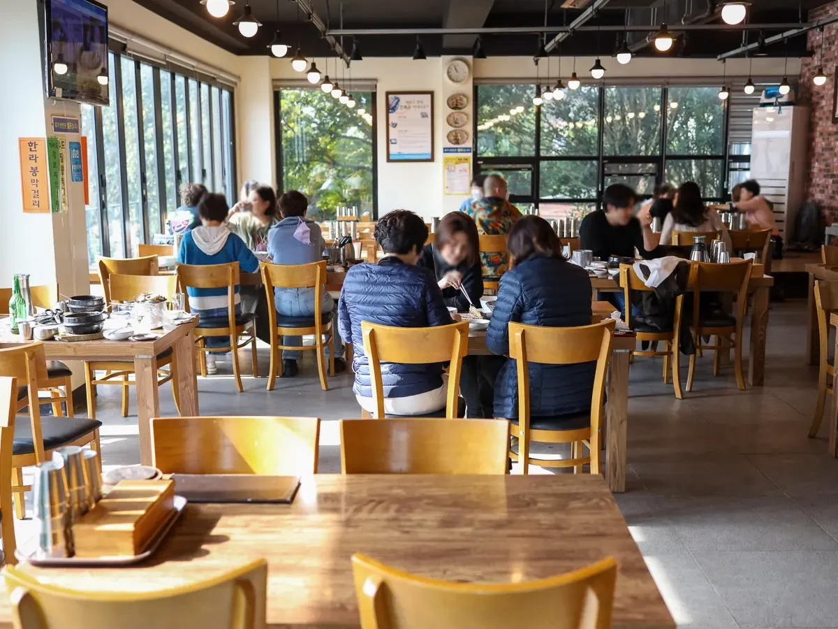 Historical dining-room view at Eunhye Jeonbok's Aewol main store.