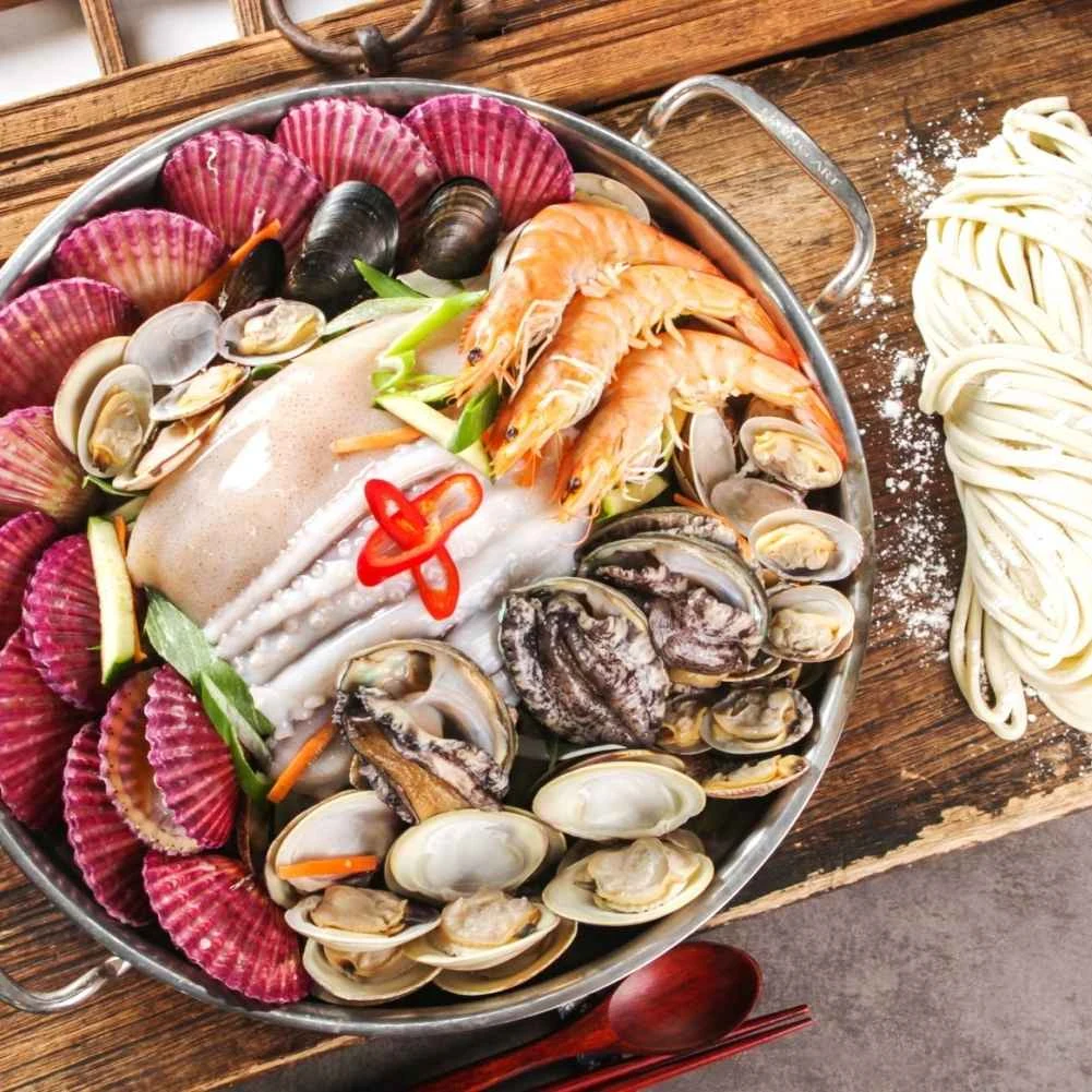 Seafood hotpot and hand-cut noodles from the Haeundae branch's booking menu.