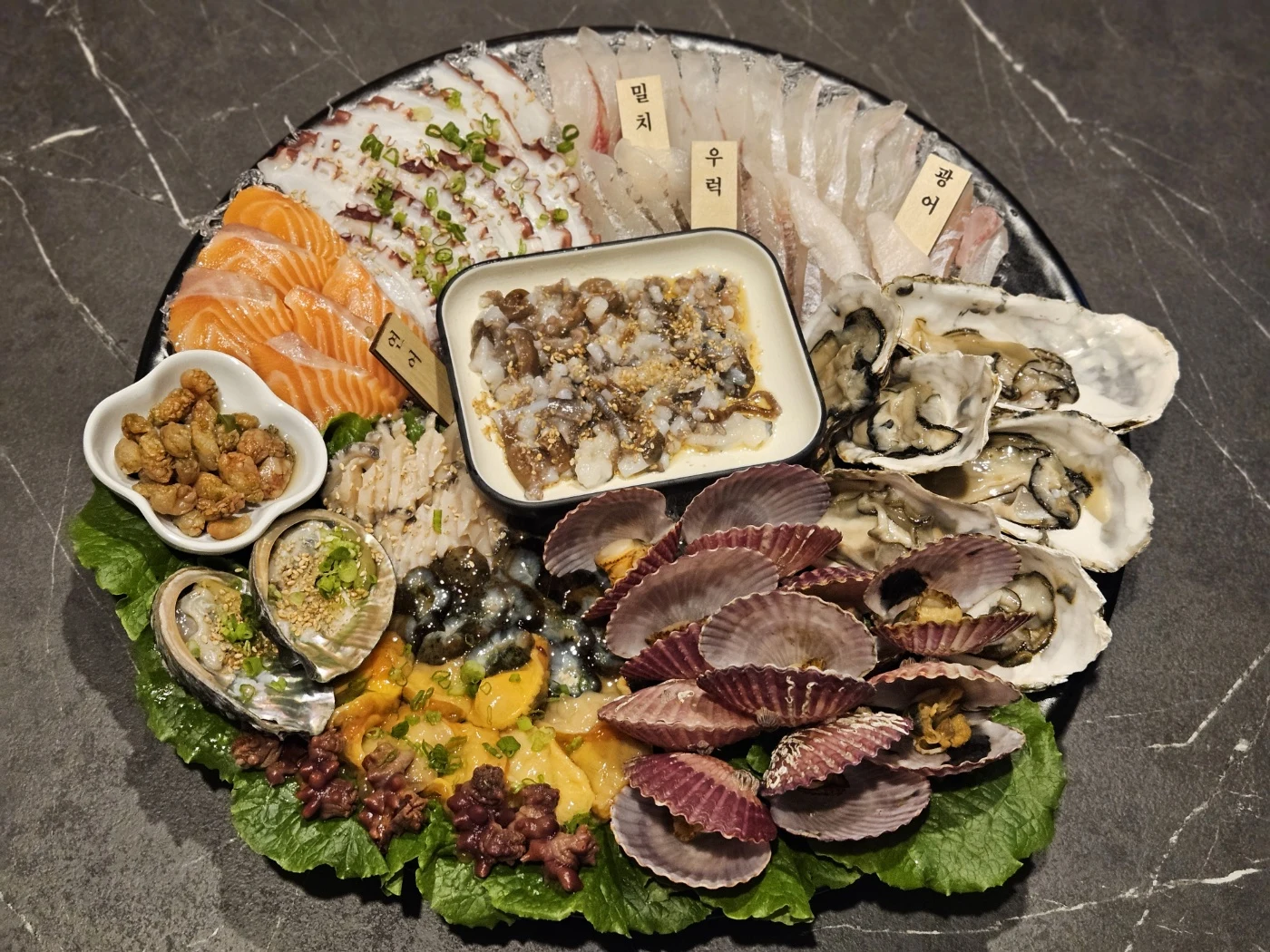 A seafood platter from Samdae Jang Susan's exact-branch gallery; composition varies.