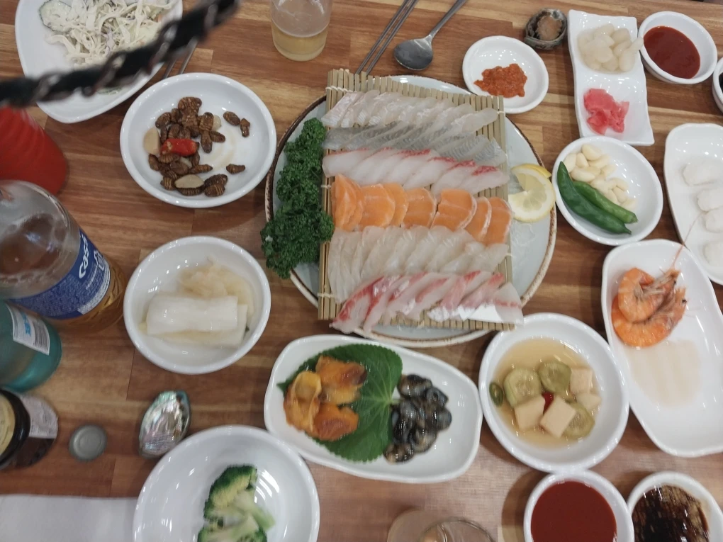 Raw-fish meal at Sujeong Hoejib