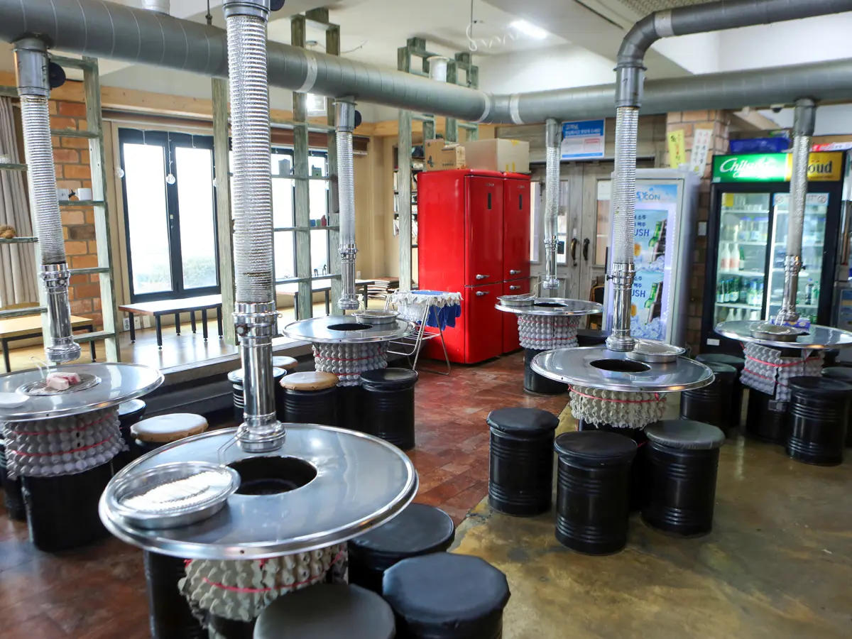 Historical dining room at Don Dwaeji's original Hamdeok branch.